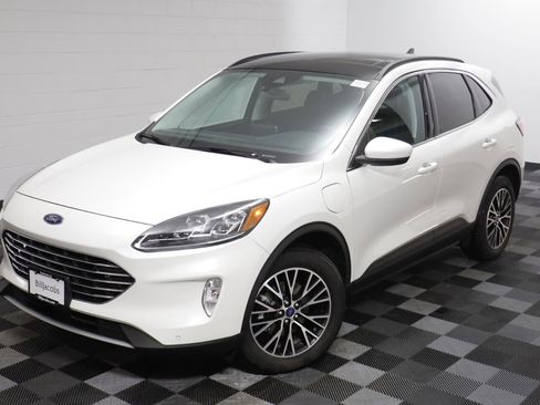 Used 2022 Ford Escape Titanium image 2