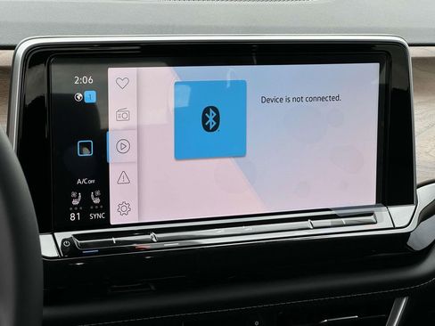 Used 2025 Volkswagen Atlas SE image 4