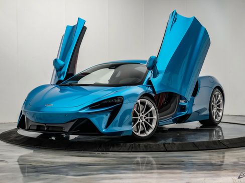 Used 2024 McLaren Artura RWD image 4