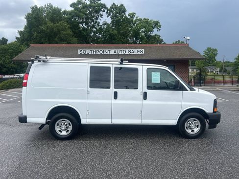 Used 2017 Chevrolet Express 2500 RWD image 2