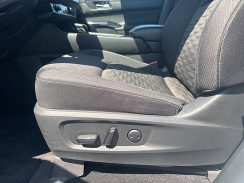 Used 2022 Nissan Pathfinder SV image 17