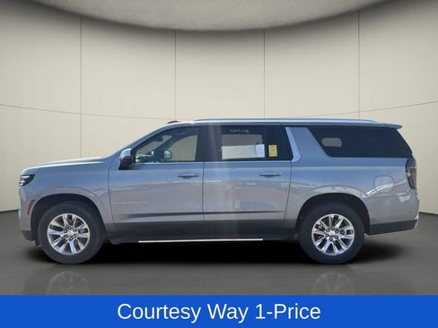 Used 2025 Chevrolet Suburban Premier RWD image 5