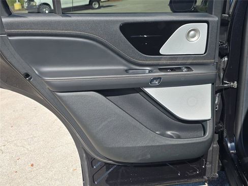 New 2026 Lincoln Aviator Black Label w/ Jet Appearance Package AWD/4WD image 12