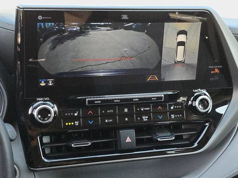Used 2021 Toyota Highlander Limited FWD image 30