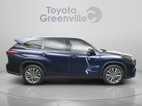 Used 2022 Toyota Highlander Platinum FWD image 16