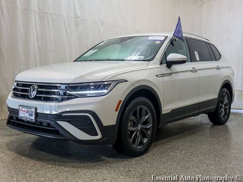 Used 2022 Volkswagen Tiguan SE AWD/4WD image 2
