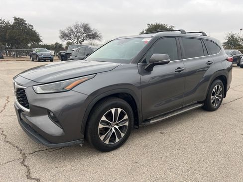 Used 2023 Toyota Highlander XLE image 1