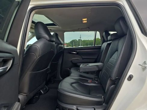 Used 2020 Toyota Highlander XLE AWD/4WD image 43