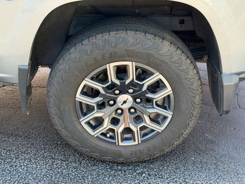 Used 2023 Chevrolet Colorado Z71 w/ Z71 Convenience Package 2 AWD/4WD image 7