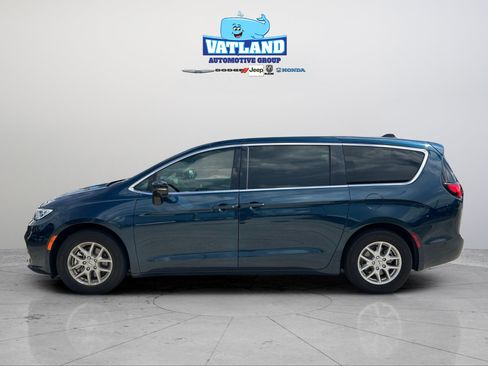 Used 2025 Chrysler Pacifica Select FWD image 2
