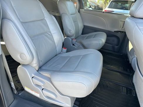 Used 2017 Toyota Sienna XLE Premium image 31