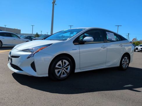 Used 2016 Toyota Prius Four image 2