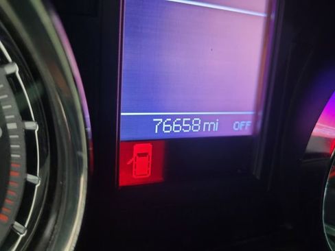 Used 2015 Chrysler Town & Country Touring-L image 3