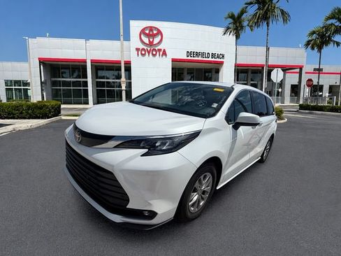 Used 2026 Toyota Sienna XLE FWD image 3