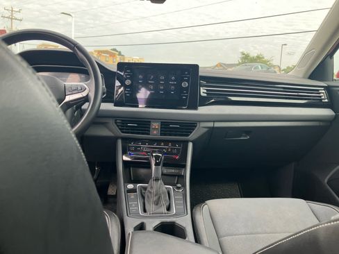 Used 2025 Volkswagen Jetta SE FWD image 33