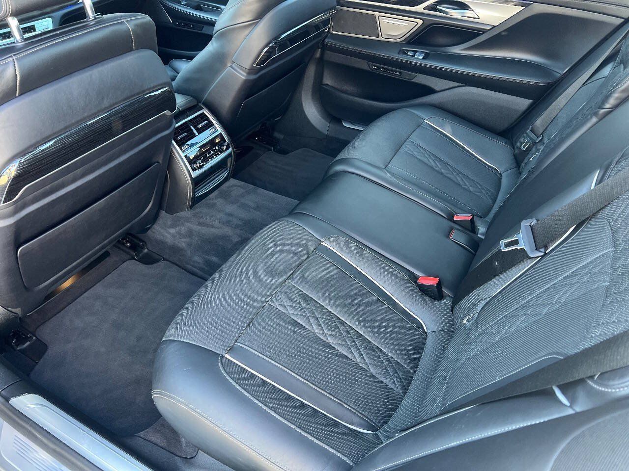 Used 2020 BMW 750i xDrive w/ Executive Package AWD/4WD image 17