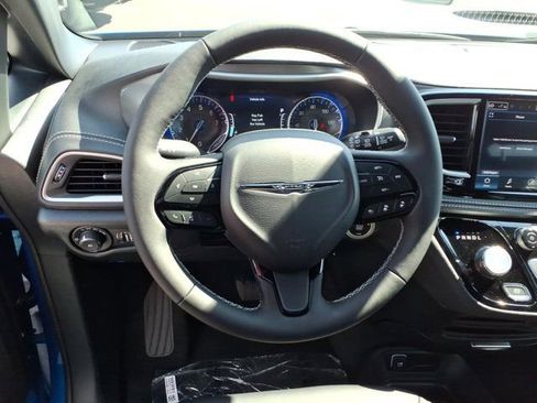 New 2026 Chrysler Pacifica Select image 5