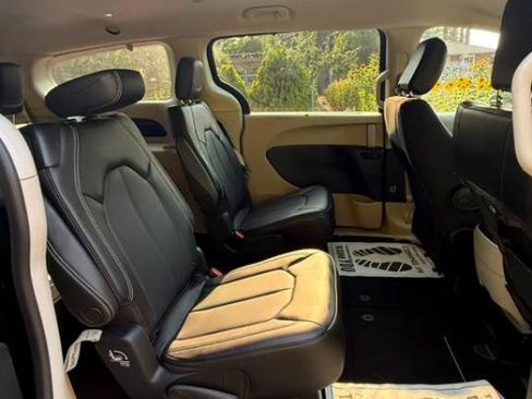 Used 2023 Chrysler Pacifica Touring-L AWD/4WD image 14