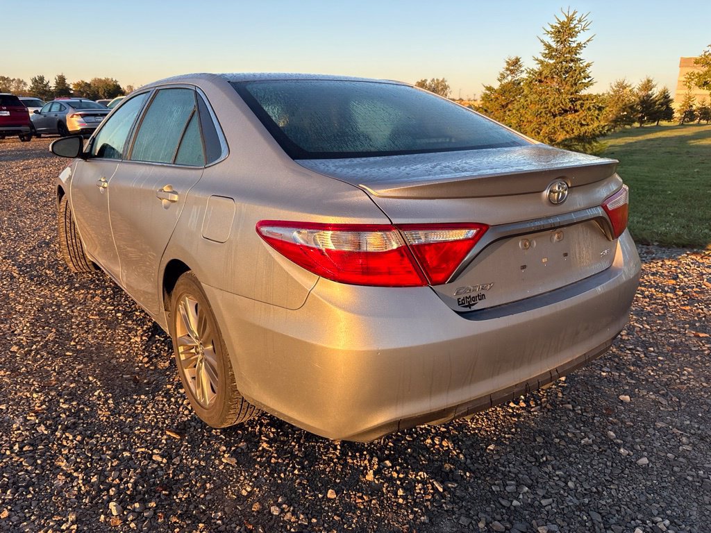 Used 2015 Toyota Camry SE w/ Moonroof Package FWD image 8
