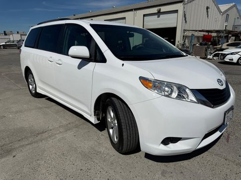 Used 2014 Toyota Sienna LE image 3