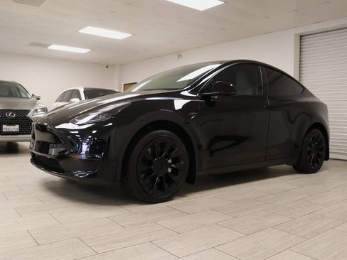 Used 2023 Tesla Model Y Long Range AWD/4WD image 3