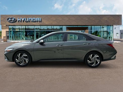 New 2025 Hyundai Elantra Limited FWD image 3