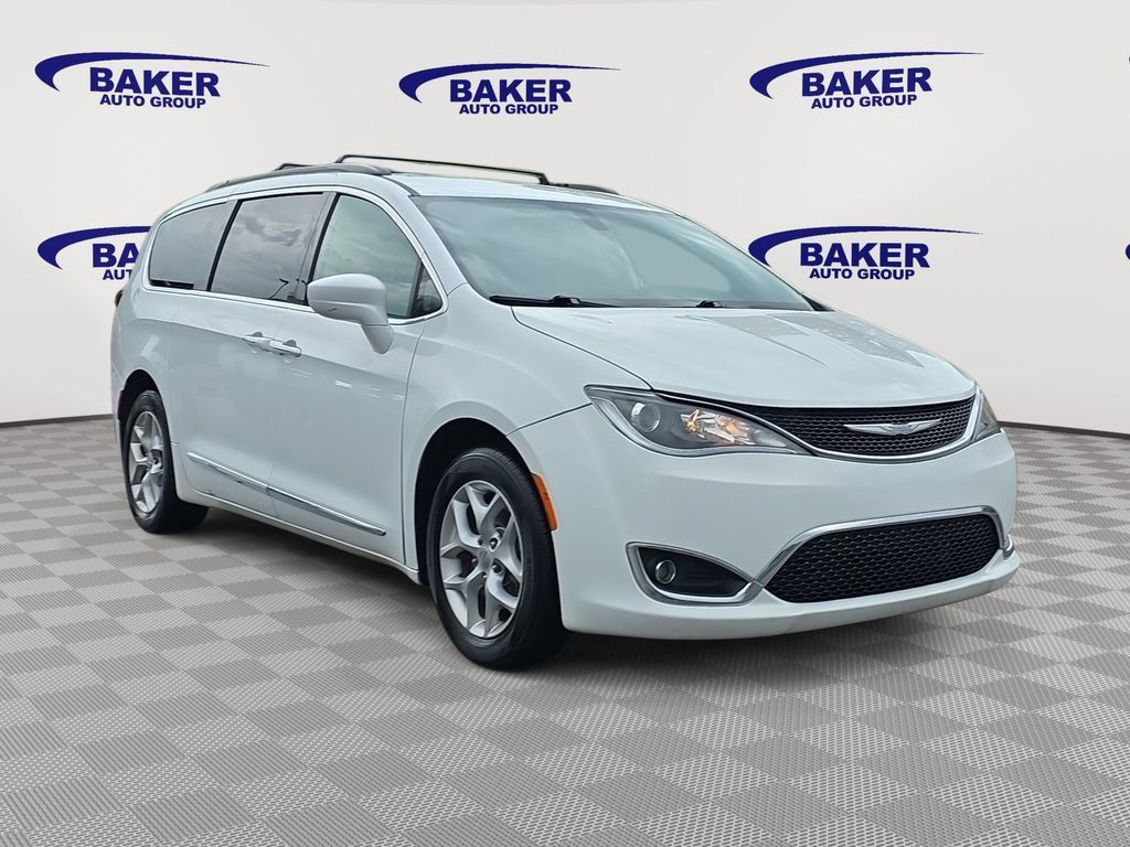 Used 2017 Chrysler Pacifica Touring-L w/ Tire & Wheel Group FWD image 3