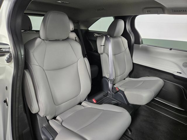 Used 2025 Toyota Sienna XLE FWD image 17
