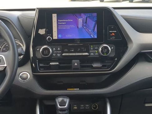 Used 2023 Toyota Highlander XLE image 18