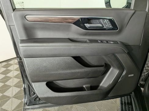 Used 2025 Chevrolet Tahoe Premier AWD/4WD image 17