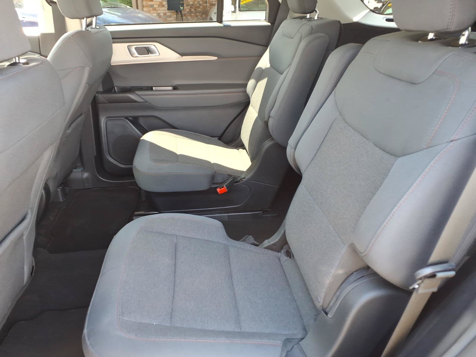 Used 2025 Ford Explorer Active AWD/4WD image 7