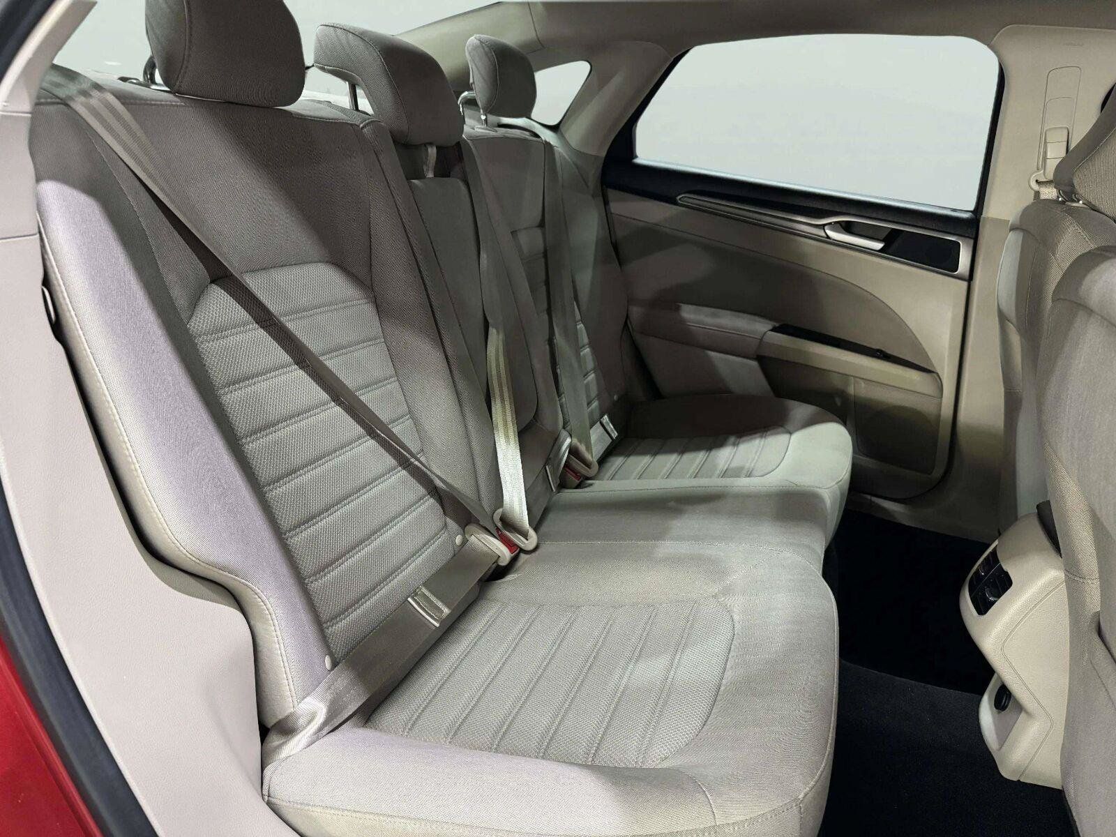 Used 2020 Ford Fusion SE FWD image 37