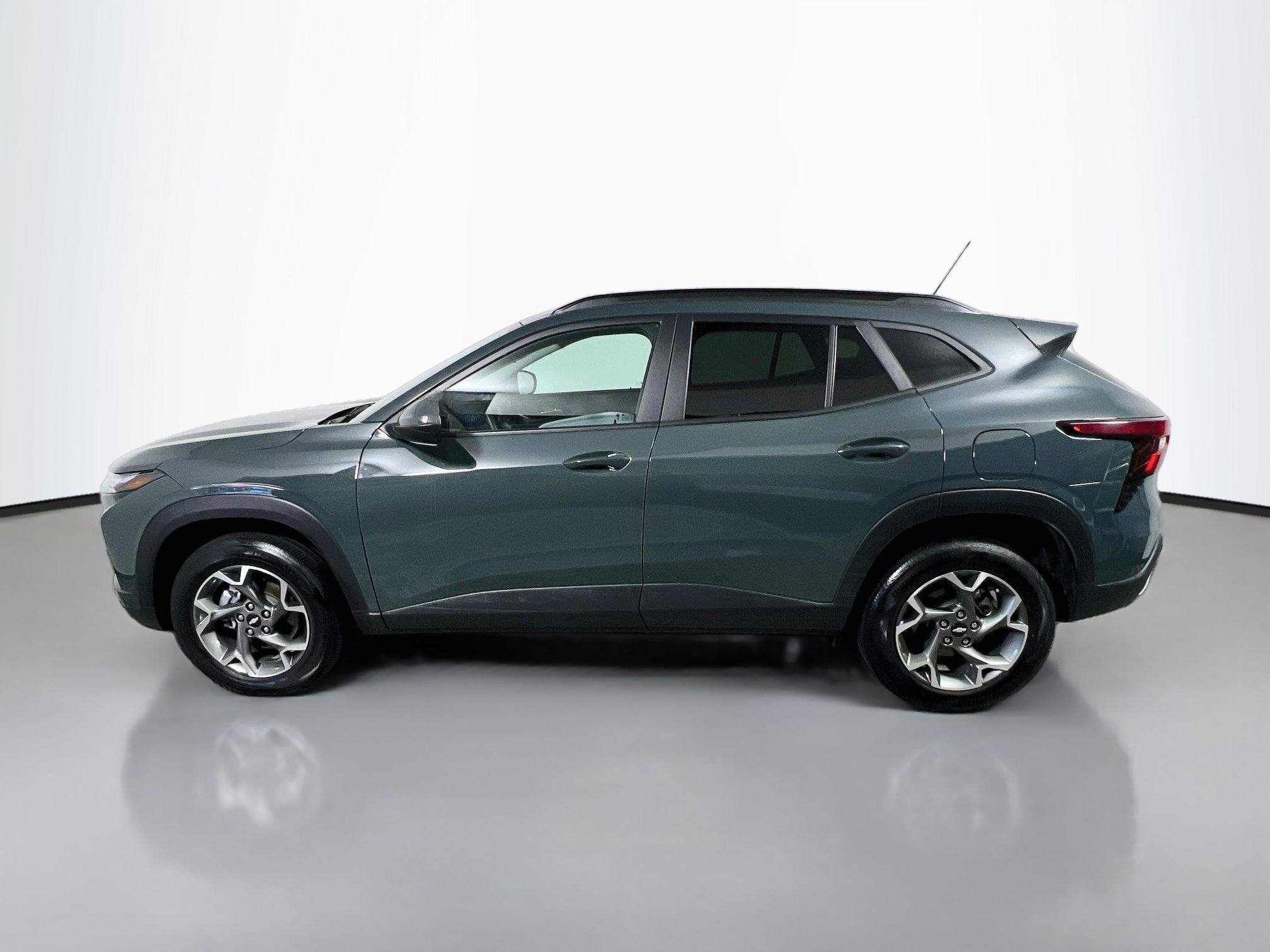 Used 2025 Chevrolet Trax LT FWD image 9