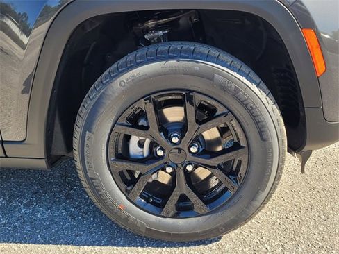 Used 2025 Jeep Grand Cherokee Altitude image 9