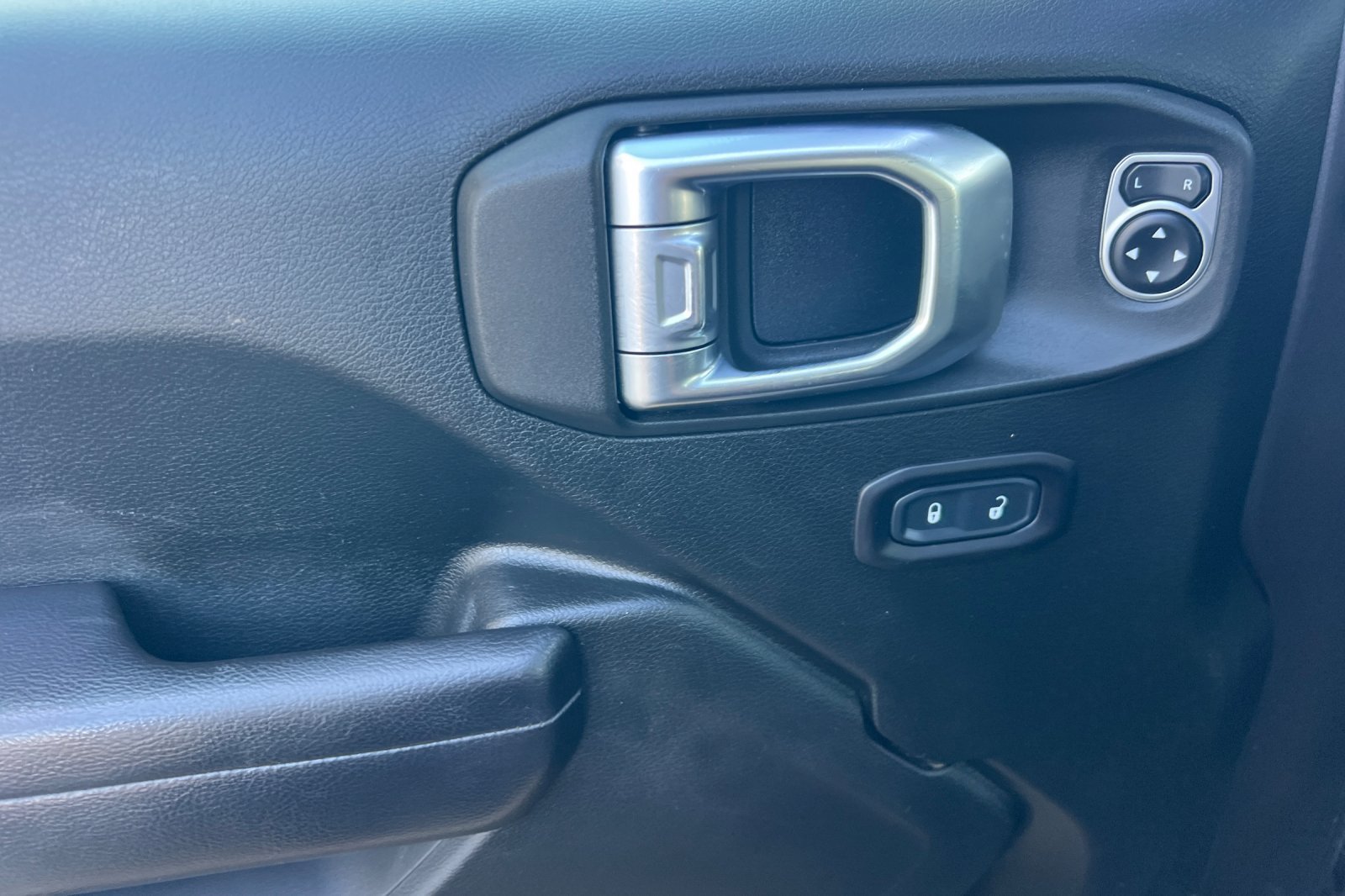 Used 2018 Jeep Wrangler Unlimited Rubicon AWD/4WD image 12