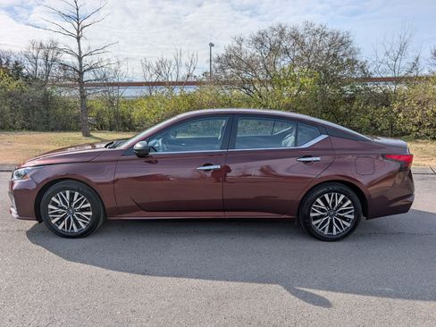 Used 2024 Nissan Altima 2.5 SV image 2
