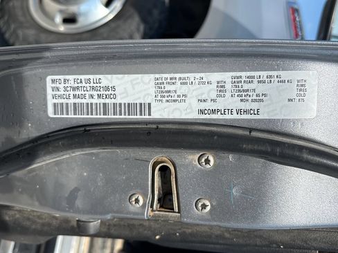 Used 2024 RAM 3500 Tradesman w/ Chrome Appearance Group AWD/4WD image 19