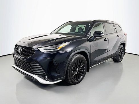 Used 2024 Toyota Highlander XSE image 3