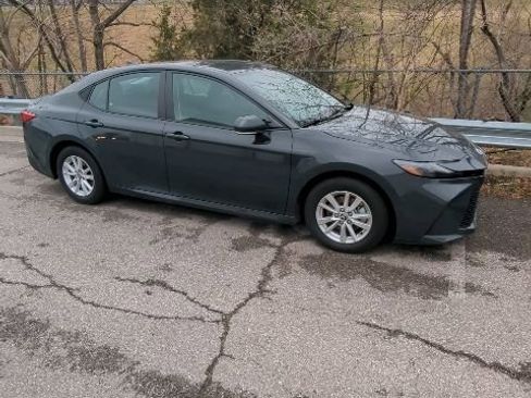 Used 2025 Toyota Camry LE image 4