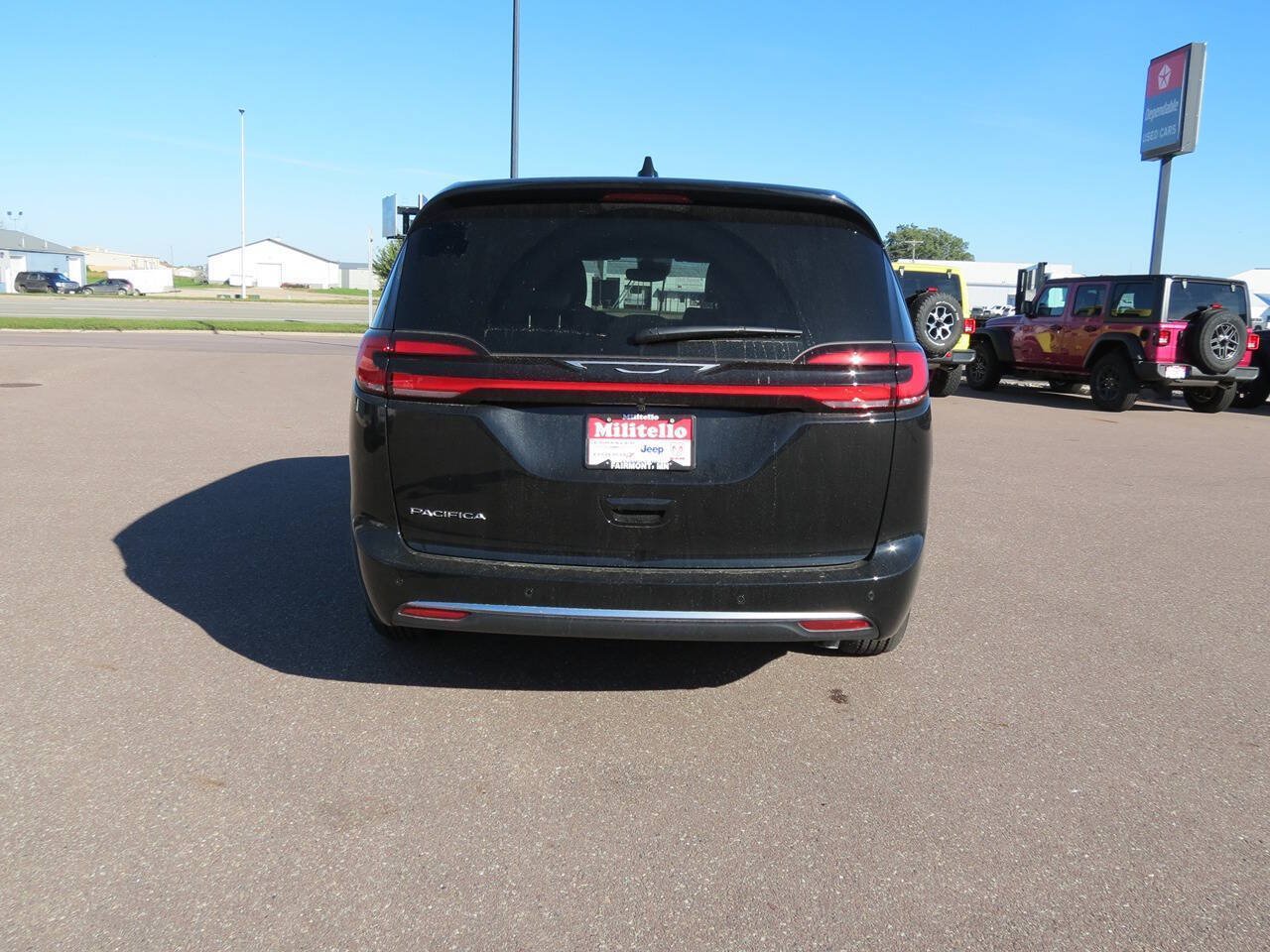 Used 2027 Chrysler Pacifica Select FWD image 5