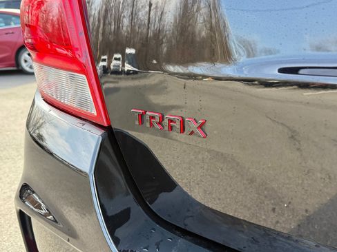 Used 2020 Chevrolet Trax LT w/ Sun & Sound Package image 9