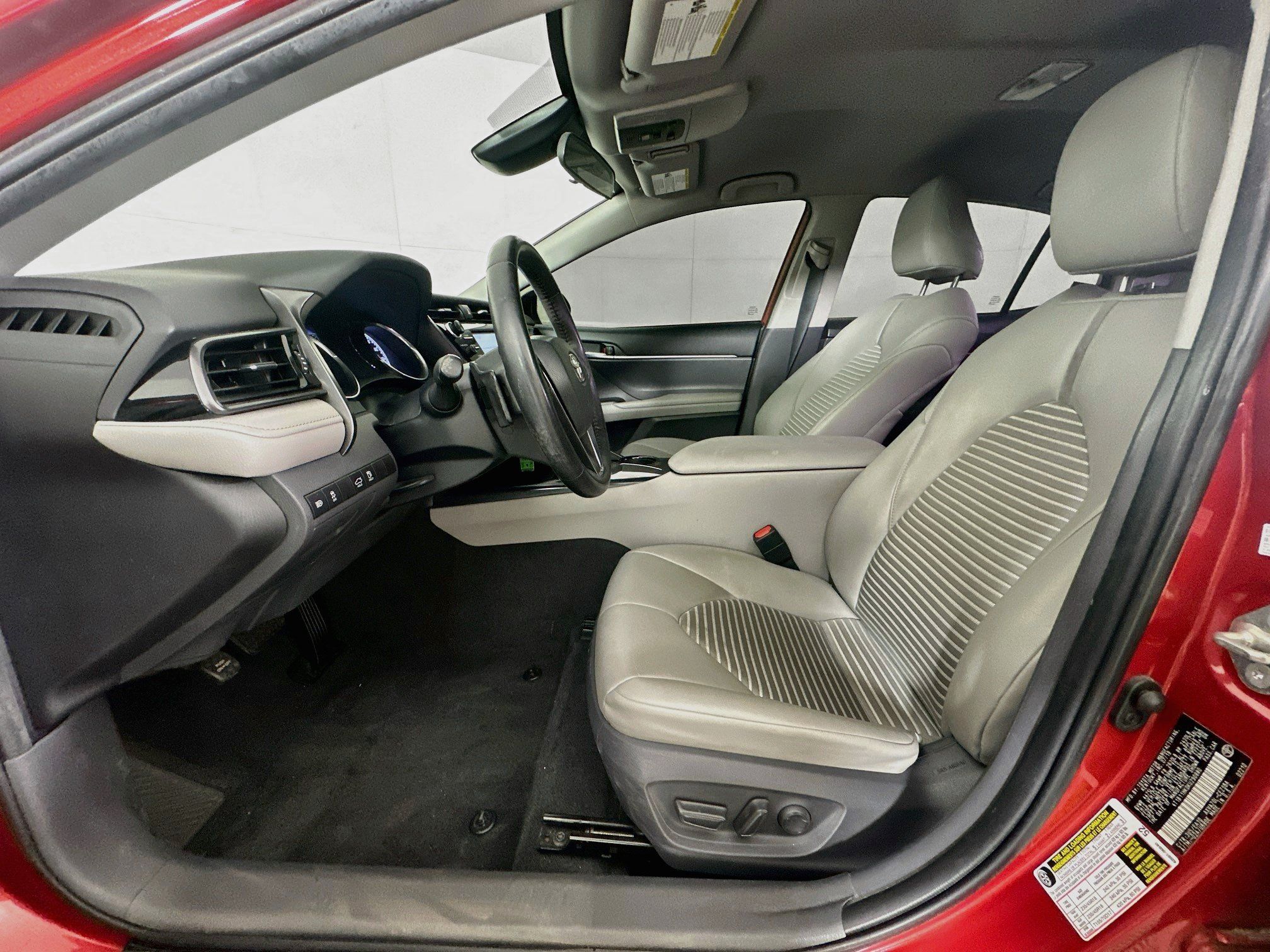 Used 2019 Toyota Camry SE w/ Carpet Mat Package FWD image 13