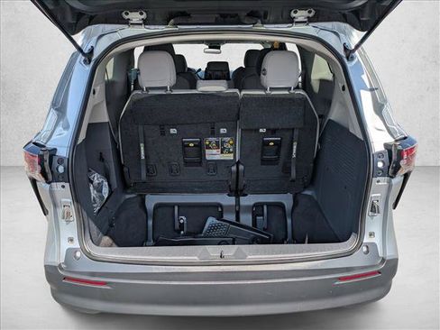 Used 2024 Toyota Sienna LE FWD image 6
