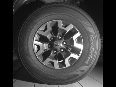 Used 2019 Toyota Tacoma TRD Off-Road AWD/4WD image 10