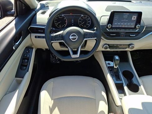 Used 2025 Nissan Altima 2.5 SV FWD image 11