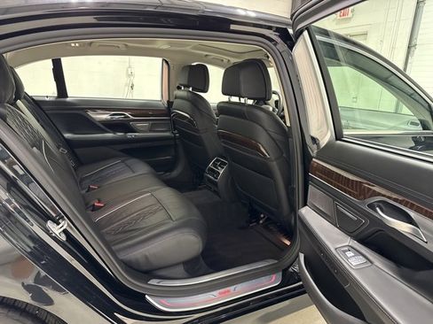 Used 2022 BMW 750i xDrive w/ Luxury Rear Seating Package image 34
