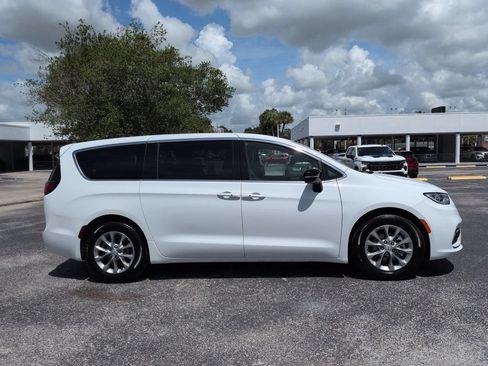 Used 2026 Chrysler Pacifica Limited FWD image 3