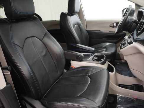 Certified 2021 Chrysler Pacifica Touring-L FWD image 44