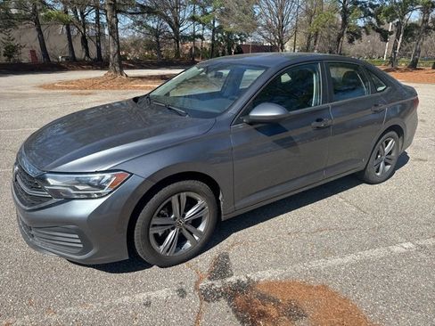 Used 2024 Volkswagen Jetta SE image 2