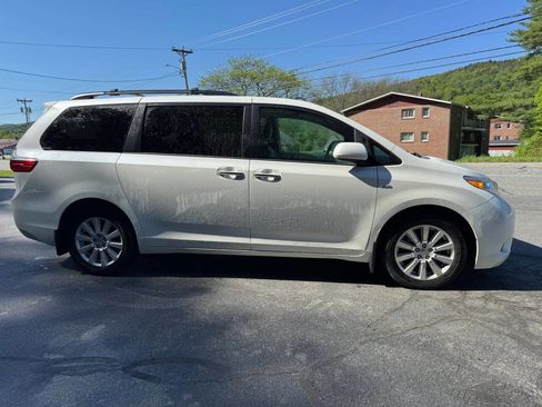 Used 2017 Toyota Sienna XLE Premium AWD/4WD image 3